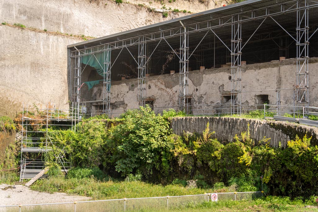 Herculaneum Villa dei Papiri. October 2023.
Looking north-west to only excavated area of the Villa that has been brought back into the open-air. Photo courtesy of Johannes Eber.